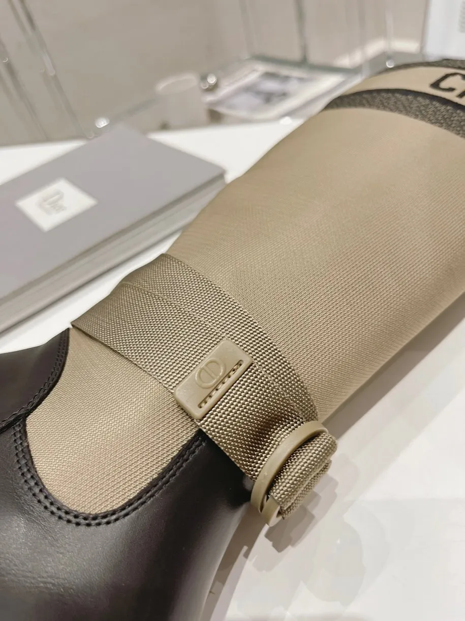 👟👟Ex-factory price 640👟👟 The highest version of Dior CD autumn and winter boots, retro work boots, one-on-one, easy to wear, good-looking and handsome Material: imported calfskin upper spliced with the latest imported technology electric embroidery fabric (not ordinary fly woven fabrics on the market) + water-dyed cowhide lining (not sheepskin lining on the market) + original molded T👟👟factory price U outsole + original molded letter buckle + latest original box packaging at the counter Heel height: 3CM Code number: 35-40